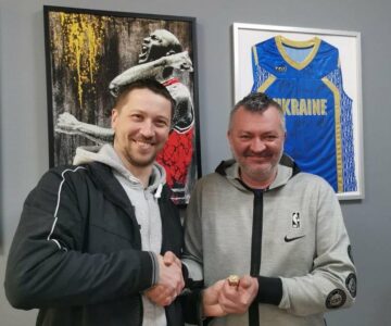 Президент БК "Тернопіль" повернув Дмитру Забірченку перстень, який придбав на благодійному аукціоні 21 - basket.com.ua