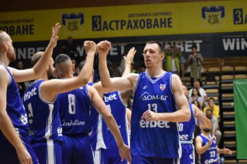 Українці за кордоном: Петров, Корнієнко 29