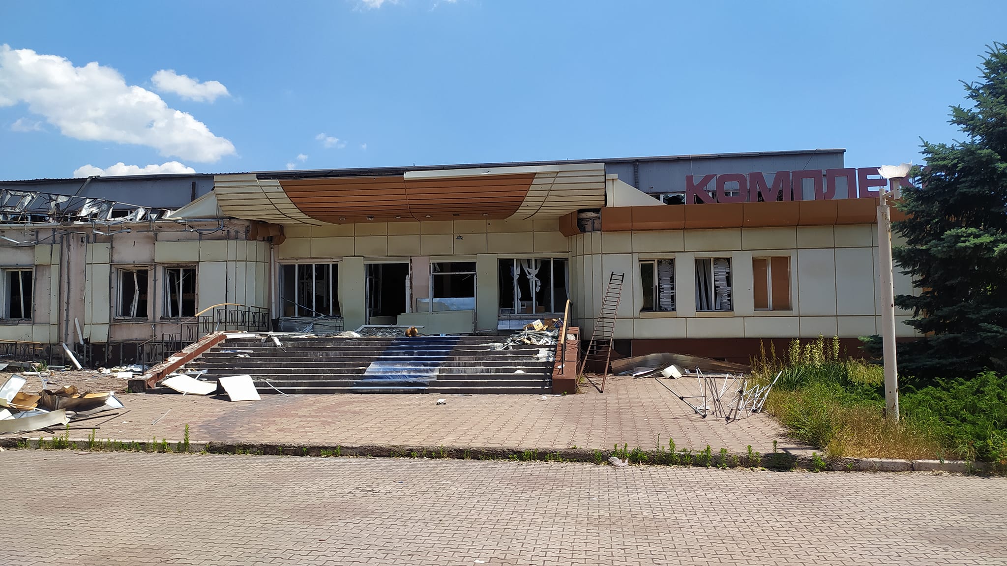 <strong>Зруйнована арена СК «Азовмаш» в Маріуполі: нові фото</strong> 15