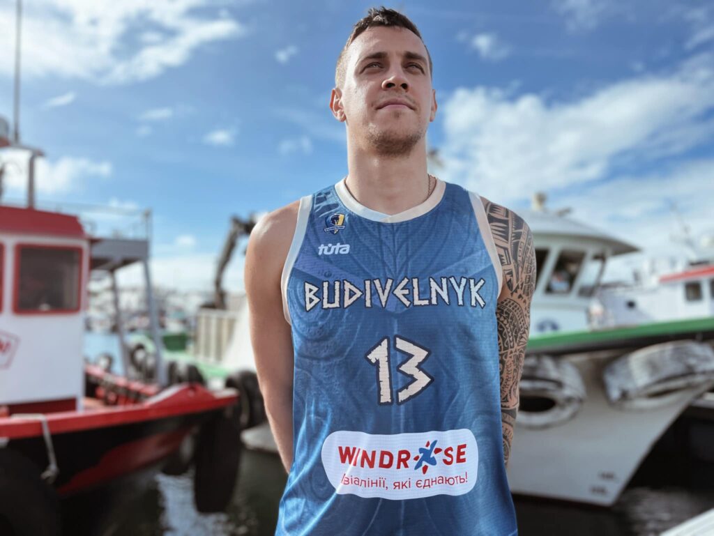"Будівельник" презентував форму на новий сезон 10 - basket.com.ua "Будівельник" презентував форму на новий сезон 9 - basket.com.ua