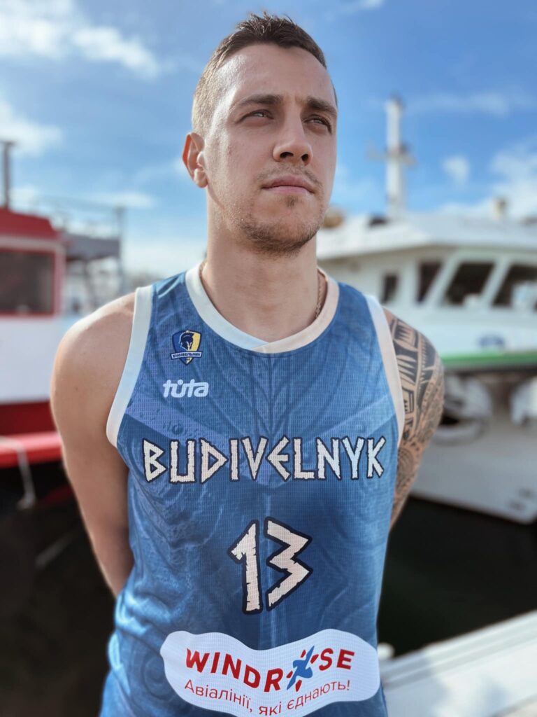 "Будівельник" презентував форму на новий сезон 8 - basket.com.ua "Будівельник" презентував форму на новий сезон 7 - basket.com.ua