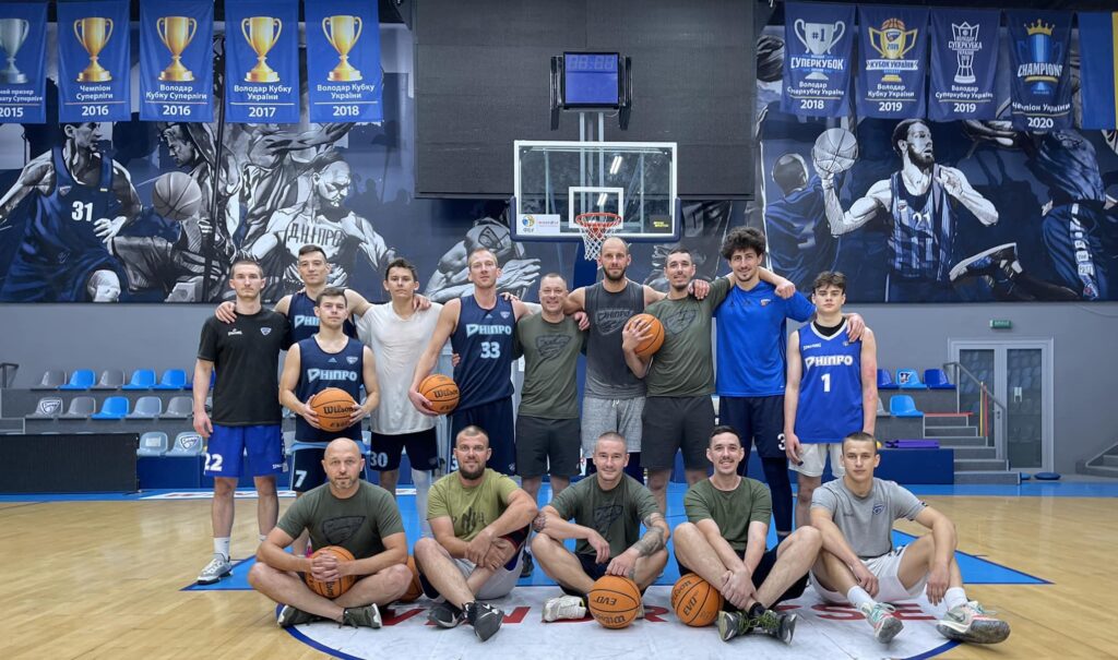 Баскетболісти “Дніпра” зіграли в баскетбол з воїнами ЗСУ - Відео -  basket.com.ua