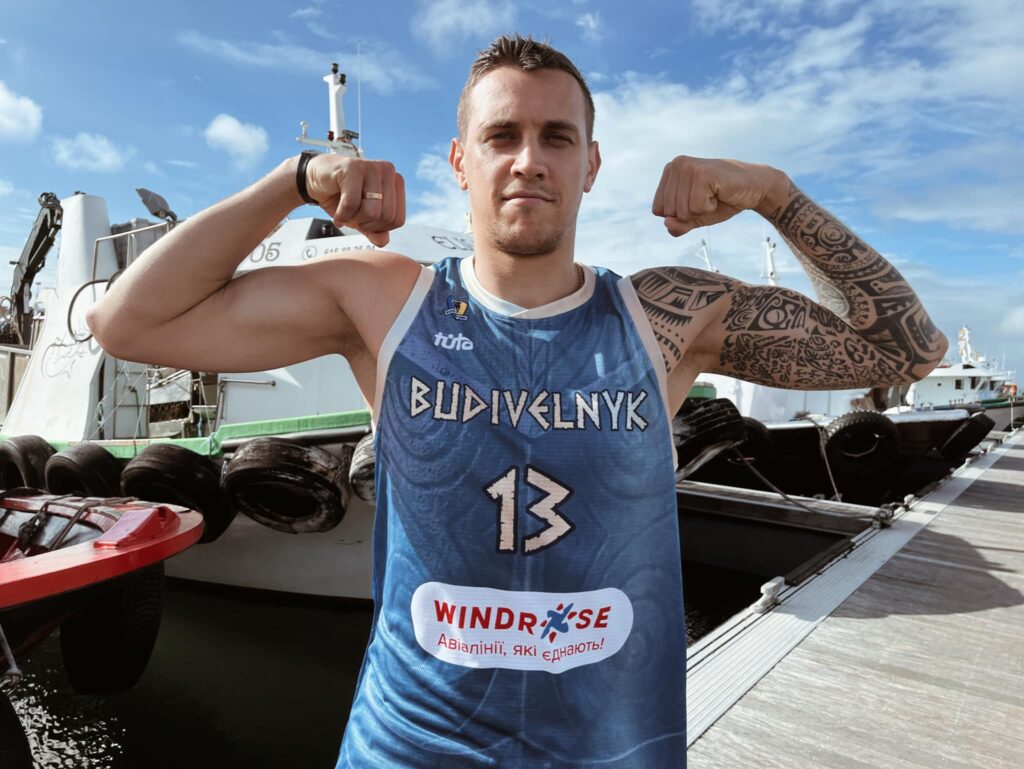 "Будівельник" презентував форму на новий сезон 2 - basket.com.ua "Будівельник" презентував форму на новий сезон 1 - basket.com.ua