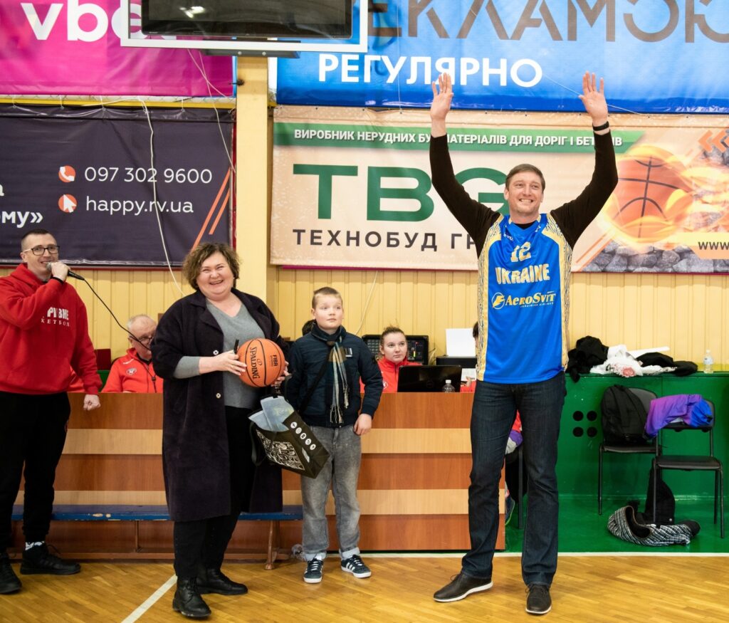Сергію Ліщуку повернули ігрову майку збірної України, продану на аукціоні на підтримку ЗСУ 2 - basket.com.ua Сергію Ліщуку повернули ігрову майку збірної України, продану на аукціоні на підтримку ЗСУ 1 - basket.com.ua