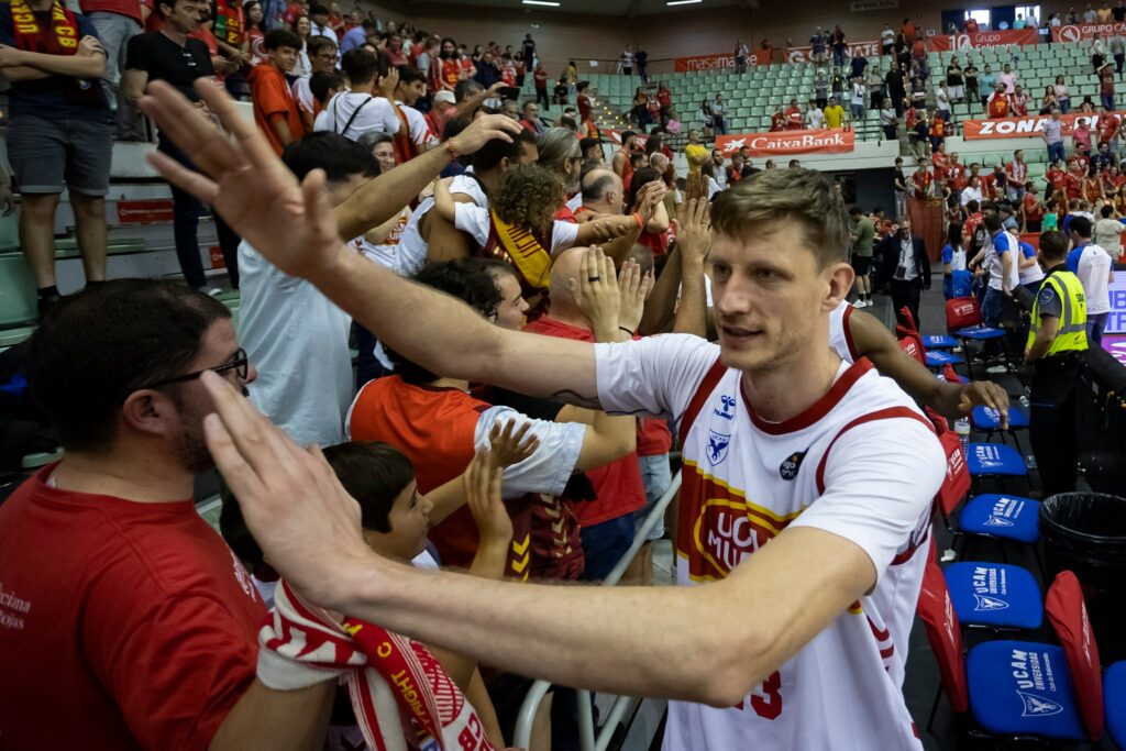 Артем Пустовий підписав контракт із клубом з ОАЕ 2 - basket.com.ua Артем Пустовий підписав контракт із клубом з ОАЕ 1 - basket.com.ua