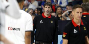 Головний тренер збірної Німеччини втратив 16 кг і не може самостійно харчуватися 25