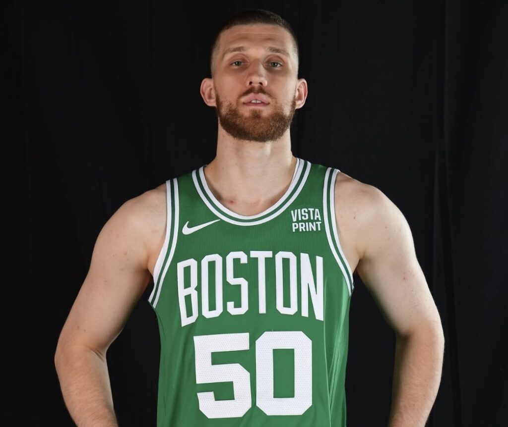 Святослав Михайлюк відсвяткував чемпіонство в НБА, загорнувшись в прапор України 1 - basket.com.ua