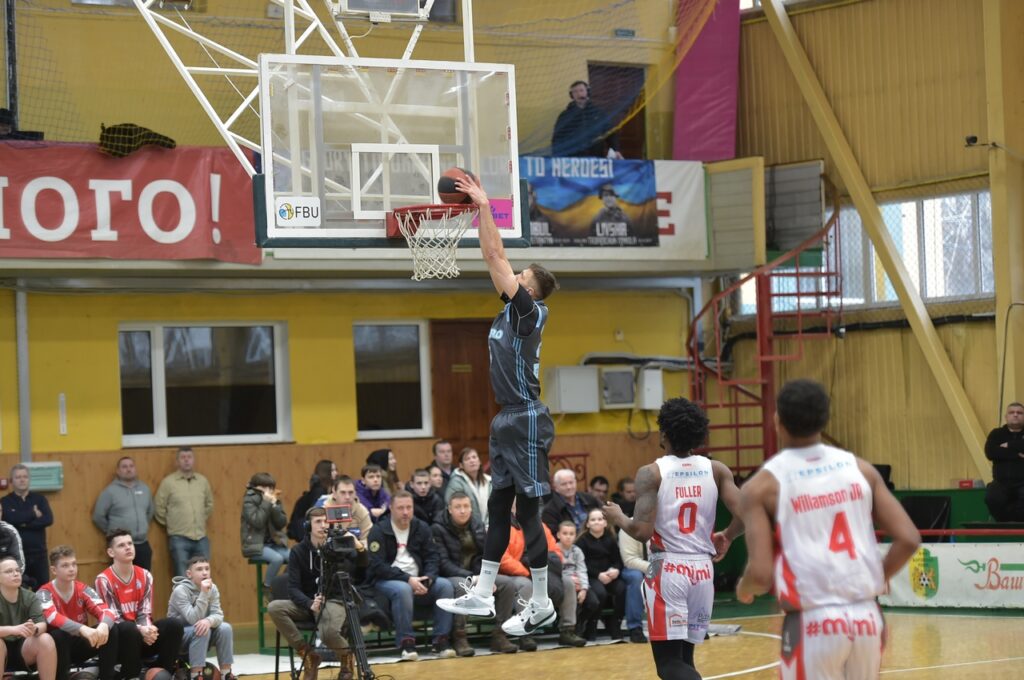 Видовищні данки Конєва та Кабацюри — в топ-10 моментів тижня Суперліги Favbet 1