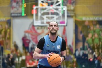 Тимофеєнко: "Нашим збірникам потрібно приїхати на пару тижнів в Україну, щоб вони зрозуміли, що таке представляти честь нашої країни" 47