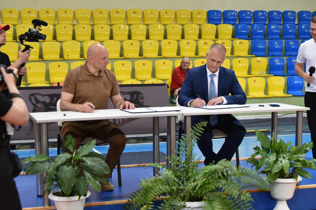 Міський голова Черкас та почесний президент Черкаських Мавп підписали меморандум про співпрацю клубу та міста 2 - basket.com.ua Міський голова Черкас та почесний президент Черкаських Мавп підписали меморандум про співпрацю клубу та міста 1 - basket.com.ua