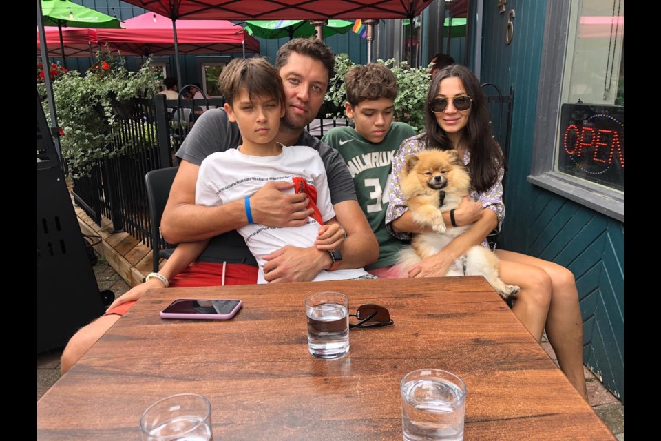 Баскетбольна родина українців Іллічових: Артур став найкращим скорером і виграв NPH SLO Canada U-14 2 - basket.com.ua Баскетбольна родина українців Іллічових: Артур став найкращим скорером і виграв NPH SLO Canada U-14 1 - basket.com.ua