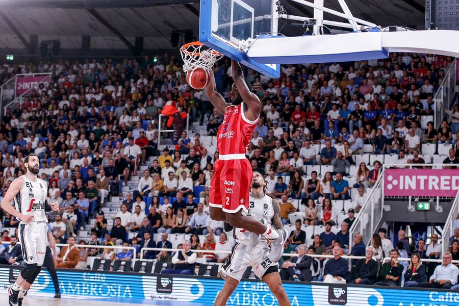 Cуперкубок Італії: Міротич у "Мілані" стартував з поразки 2 - basket.com.ua Cуперкубок Італії: Міротич у "Мілані" стартував з поразки 1 - basket.com.ua