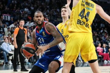 Потужний данк гравця "Анадолу" через бігмена "Маккабі" - в топ-10 моментів туру Євроліги 43 - basket.com.ua