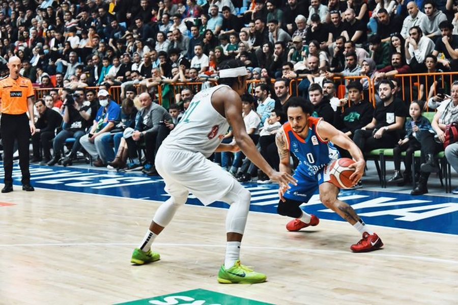 Чемпіонат Туреччини, 22-й тур: "Анадолу" здобув впевнену перемогу 2 - basket.com.ua Чемпіонат Туреччини, 22-й тур: "Анадолу" здобув впевнену перемогу 1 - basket.com.ua