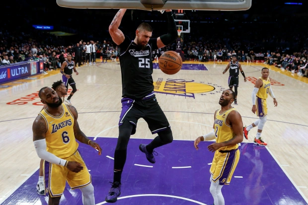 Олексій Лень допоміг “Сакраменто” розгромити “Лейкерс” 2 - basket.com.ua Олексій Лень допоміг “Сакраменто” розгромити “Лейкерс” 1 - basket.com.ua