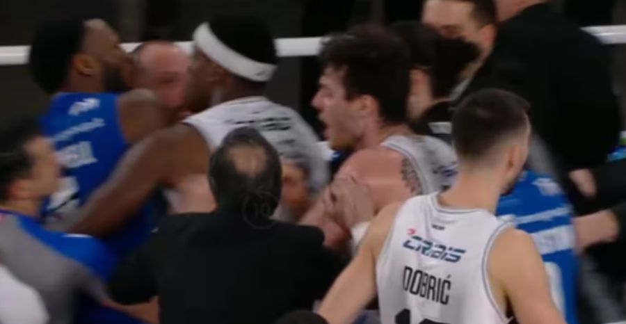 Матч між лідерами чемпіонату Італії завершився бійкою 2 - basket.com.ua Матч між лідерами чемпіонату Італії завершився бійкою 1 - basket.com.ua