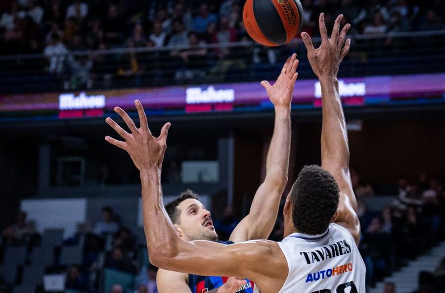Чемпіонат Іспанії: "Барселона" на виїзді здолала "Реал" 2 - basket.com.ua Чемпіонат Іспанії: "Барселона" на виїзді здолала "Реал" 1 - basket.com.ua
