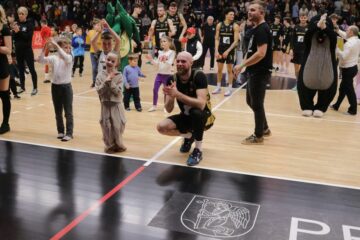 Українці за кордоном: Герун, Чумаков, Петров, Войналович, Бєліков, Зотов, Крутоус, Ягупова 53