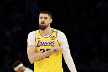 "Лейкерс" прийняли рішення по Олексію Леню на плей-офф НБА 37