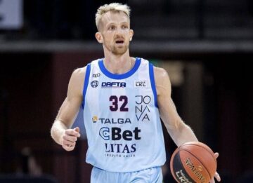 Українці за кордоном: клуб Близнюка та Зотова виграв з різницею "+61", Балабан 31