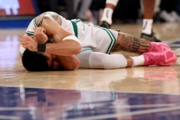 Джейсон Тейтум отримав тяжку травму в плей-офф НБА і покинув майданчик на інвалідному візку 29