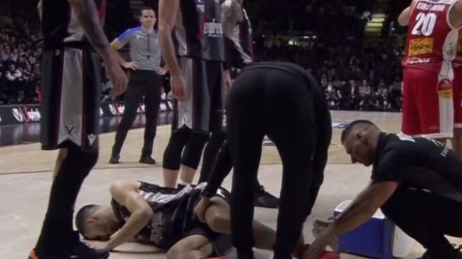 Гравець “Віртуса” отримав жахливу травму у боротьбі під кошиком 2 - basket.com.ua Гравець “Віртуса” отримав жахливу травму у боротьбі під кошиком 1 - basket.com.ua