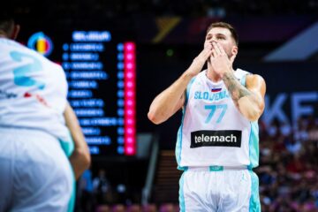 Лука Дончич реалізував наддальній кидок з-за меж майданчика, вигравши суперечку на 50 віджимань у партнера по збірній 58