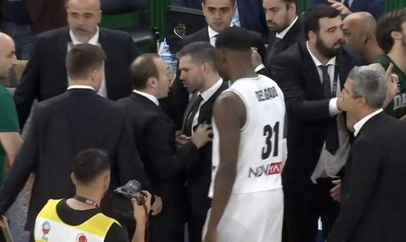 У чемпіонаті Туреччини ледь не сталася бійка тренерів 2 - basket.com.ua У чемпіонаті Туреччини ледь не сталася бійка тренерів 1 - basket.com.ua