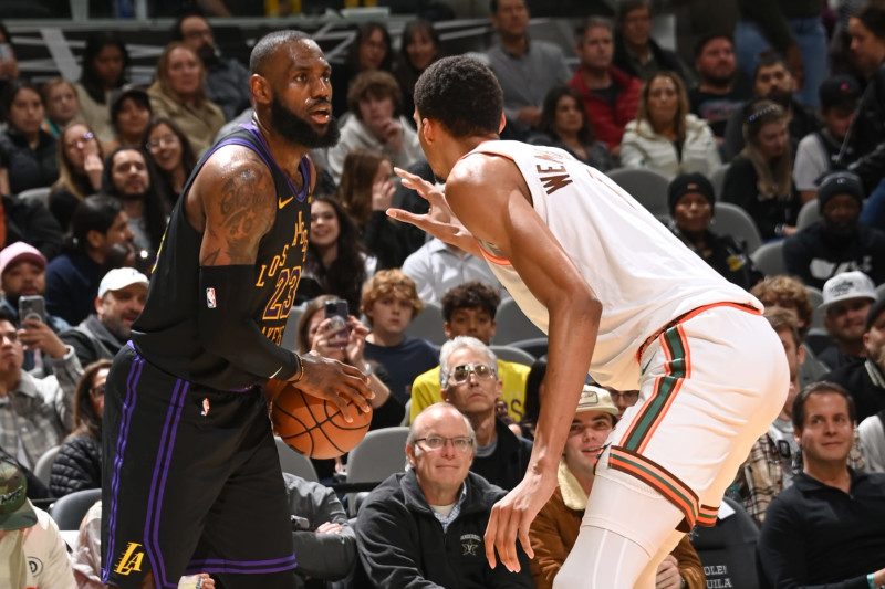 Леброн Джеймс висловився про Віктора Вембаньяму після першого протистояння з ним на паркеті 2 - basket.com.ua Леброн Джеймс висловився про Віктора Вембаньяму після першого протистояння з ним на паркеті 1 - basket.com.ua