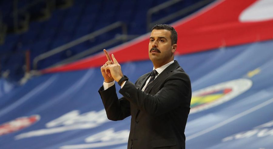 "Анадолу Ефес" пропонує перспективному тренеру дворічний контракт 2 - basket.com.ua "Анадолу Ефес" пропонує перспективному тренеру дворічний контракт 1 - basket.com.ua