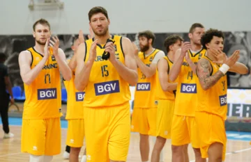 12 гравців прибули до Братислави в складі збірної України 39