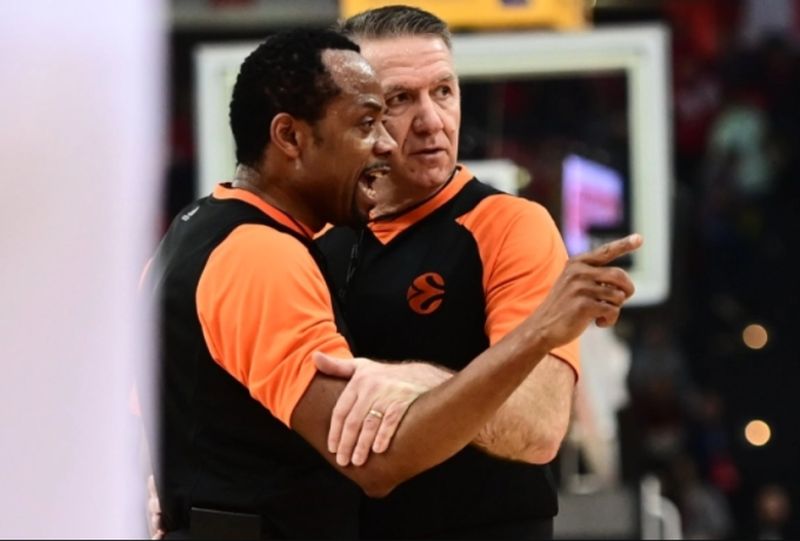 Під час гри "Олімпіакос" - "Валенсія" стався гучний расистський скандал 2 - basket.com.ua Під час гри "Олімпіакос" - "Валенсія" стався гучний расистський скандал 1 - basket.com.ua