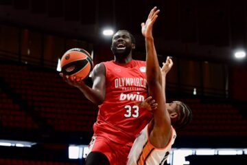 "Олімпіакос" відмивився від послуг одного з найвищих гравців Євроліги 43