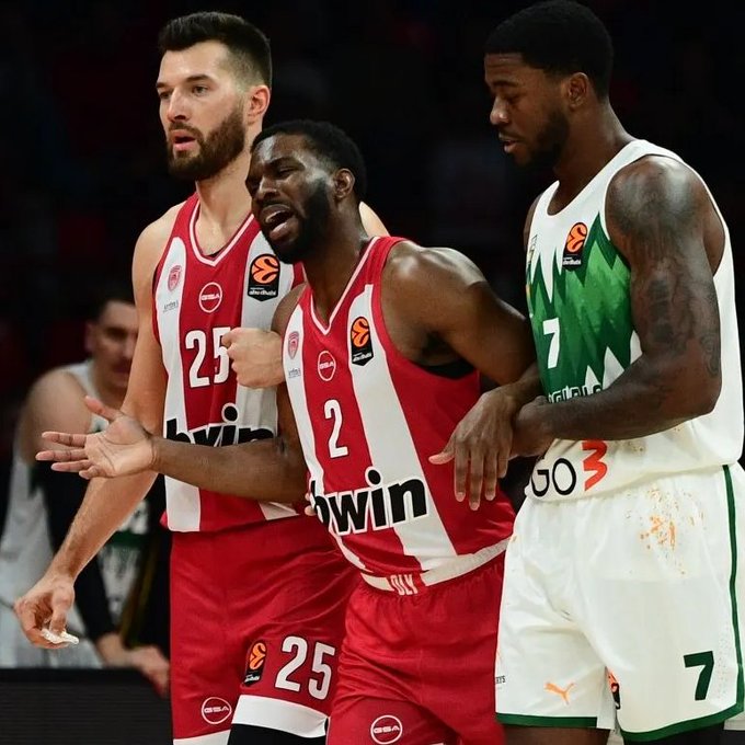 Барцокас та гравці "Олімпіакоса" прокоментували травму Еванса. Баскетболіста підтримав навіть "Панатінаїкос" 1