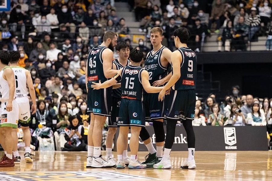 Українці за кордоном: Герун, Бєліков, Чумаков, Шундель, Шевченко 1