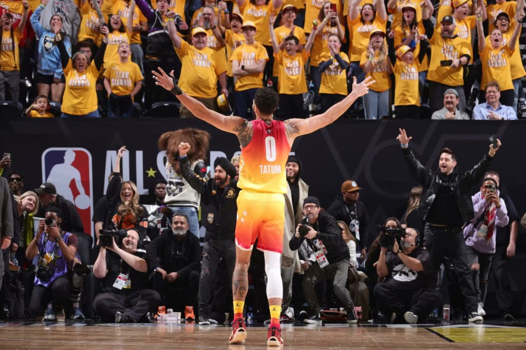 Матч всіх зірок. Команда Янніса обіграла команду Леброна 2 - basket.com.ua Матч всіх зірок. Команда Янніса обіграла команду Леброна 1 - basket.com.ua