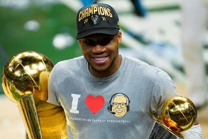 Янніс Адетокумбо підписав новий контракт з "Мілвокі" 2 - basket.com.ua Янніс Адетокумбо підписав новий контракт з "Мілвокі" 1 - basket.com.ua