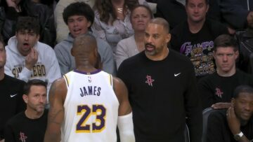 Леброн Джеймс влаштував конфлікт з головним тренером "Рокетс" і спровокував його вилучення: відео 23