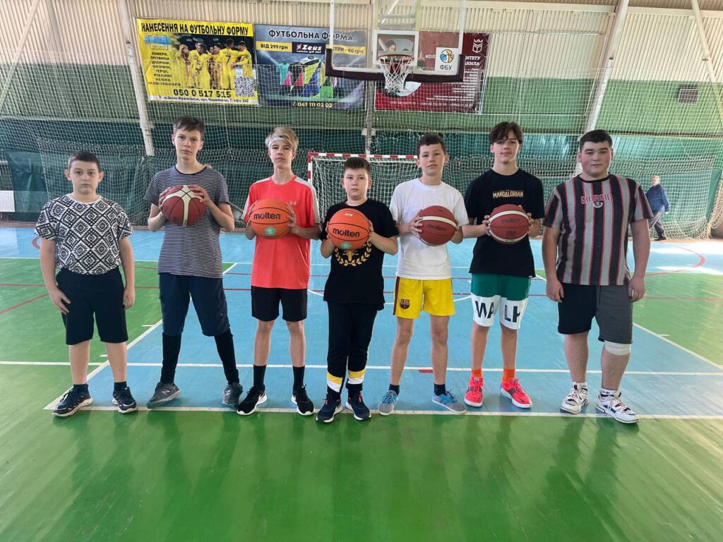 Гуманітарний проєкт БК Говерла отримав м’ячі від ФБУ 2 - basket.com.ua Гуманітарний проєкт БК Говерла отримав м’ячі від ФБУ 1 - basket.com.ua