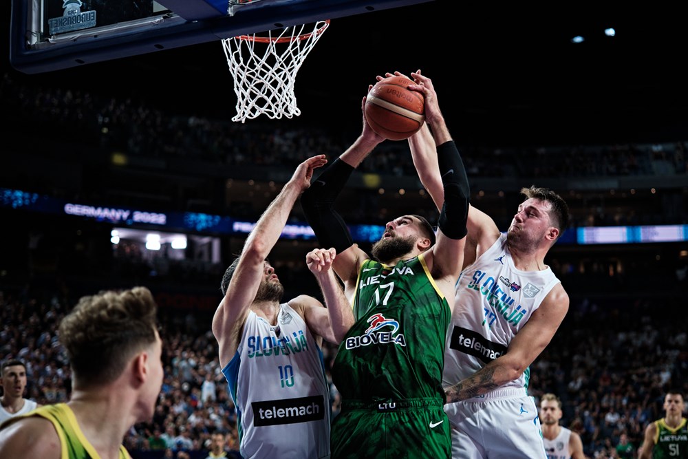 Євробаскет-2022: Словенія в яскравому матчі перемогла Литву 2 - basket.com.ua Євробаскет-2022: Словенія в яскравому матчі перемогла Литву 1 - basket.com.ua