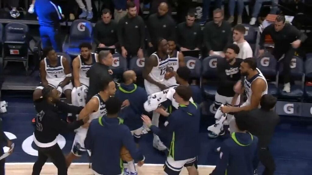 Руді Гобер вдарив партнера по команді під час тайм-ауту 2 - basket.com.ua Руді Гобер вдарив партнера по команді під час тайм-ауту 1 - basket.com.ua