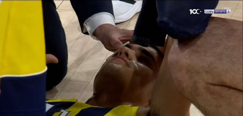 Фанати розбили обличчя ізраїльському гравцю "Фенербахче" під час матчу в Стамбулі 2 - basket.com.ua Фанати розбили обличчя ізраїльському гравцю "Фенербахче" під час матчу в Стамбулі 1 - basket.com.ua