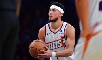 Девін Букер відреагував на скандальне рішення суддів дати тайм-аут "Лейкерс" після здійснення втрати 49 - basket.com.ua