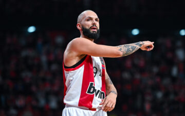 "Олімпіакос" надовго перепідписав Евана Фурньє, видавши йому величезну зарплату 55