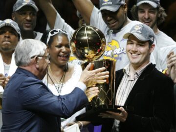 "Лейкерс" зі скандалом звільнили з команди двох братів власниці-мільядерки 11