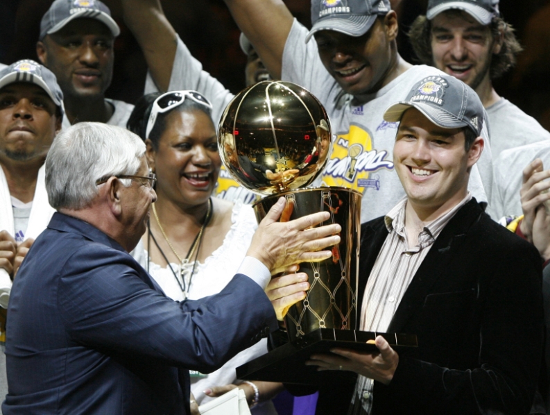 "Лейкерс" зі скандалом звільнили з команди двох братів власниці-мільядерки 3