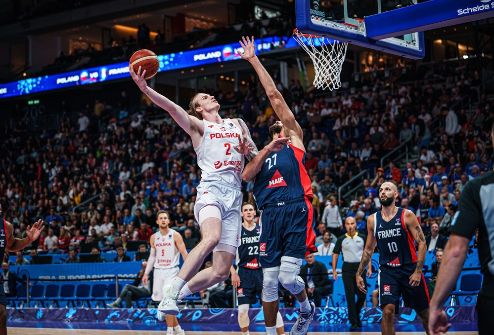 Алейуп Шрьодера з Тайсом та вбивчий блок-шот Гобера — в топ-10 моментів 1/2 фіналу Євробаскета 1