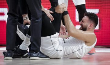 MVP Євроліги травмувався в матчі проти Греції та не зміг самотужки залишити майданчик 67 - basket.com.ua