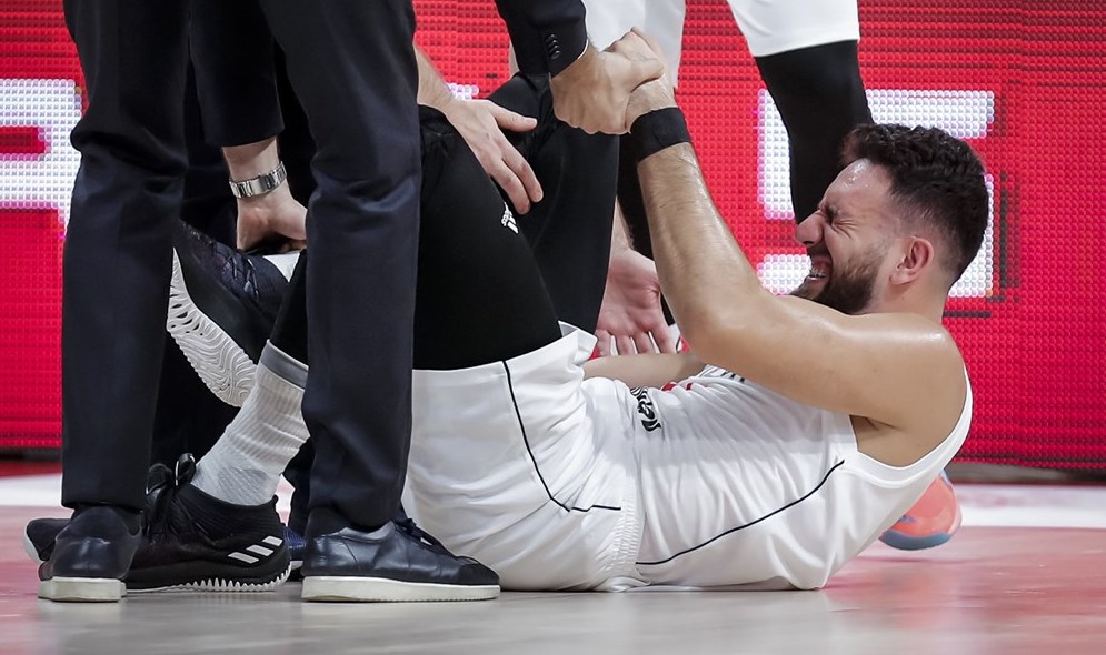 MVP Євроліги травмувався в матчі проти Греції та не зміг самотужки залишити майданчик 2 - basket.com.ua MVP Євроліги травмувався в матчі проти Греції та не зміг самотужки залишити майданчик 1 - basket.com.ua