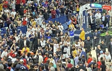 Вилучено було чотири гравці. Джиммі Батлер влаштував штовханину з гравцем "Пеліканс" 23 - basket.com.ua